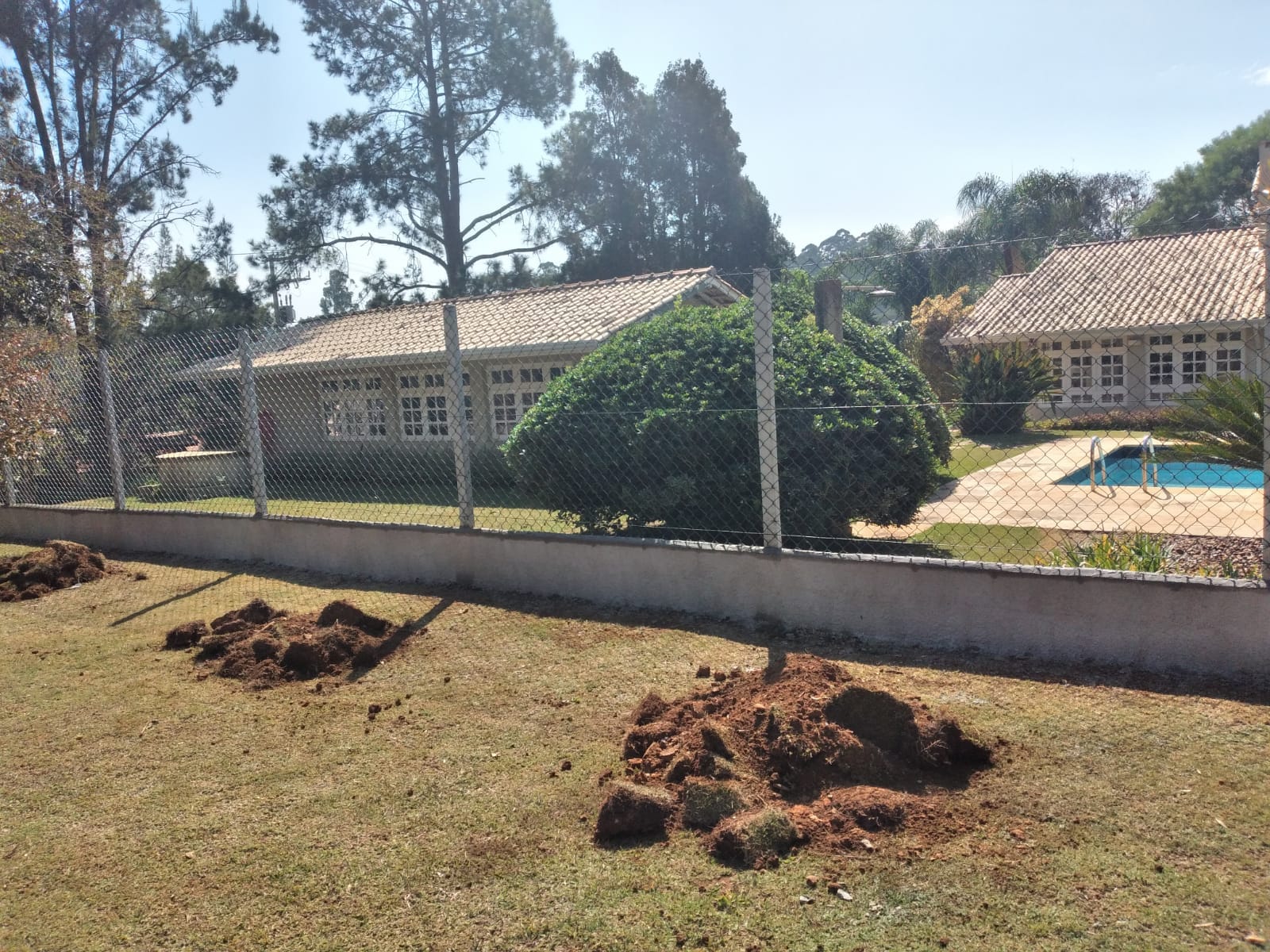 Cercamento residencial próximo à piscina